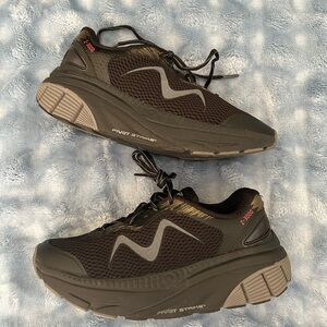 MBT | Women's M-3000 Lace Up in Black/black , Size 9.5